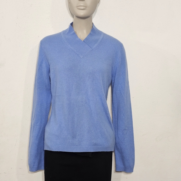 Investments Sweaters - Investments Light Blue V-Neck Sweater 100% Cashemere Sz M